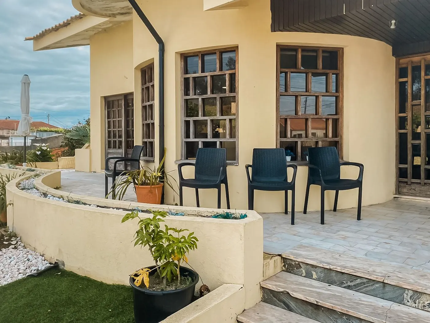Entrada exterior da Villa Cucujães com zona de estar