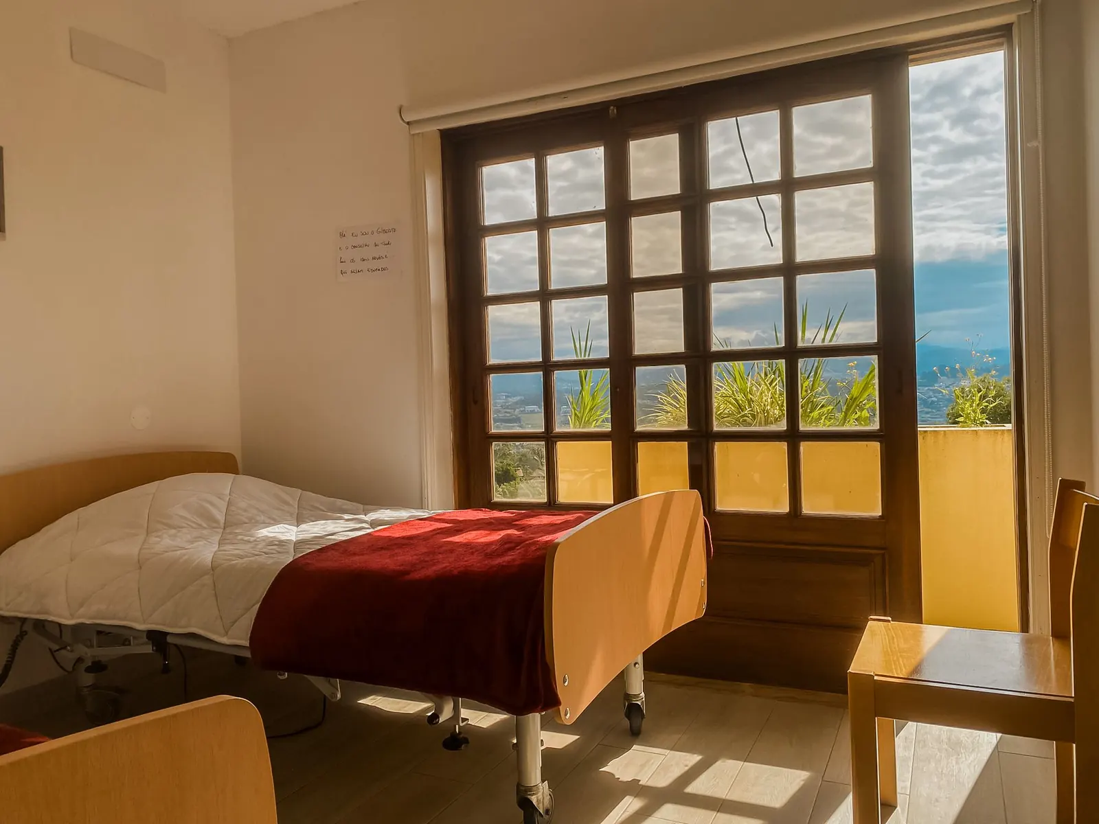 Quarto da Villa Cucujães com varanda e luz natural